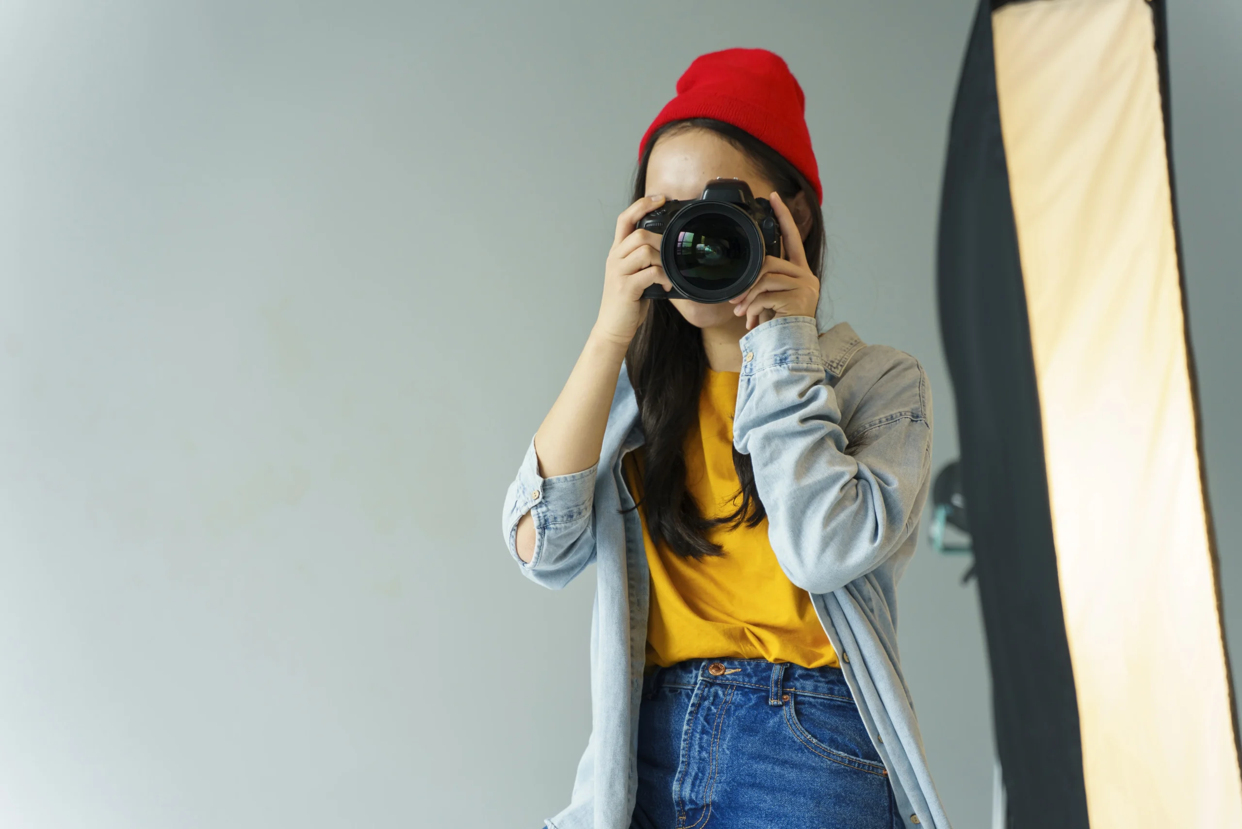 woman-with-hat-taking-photos